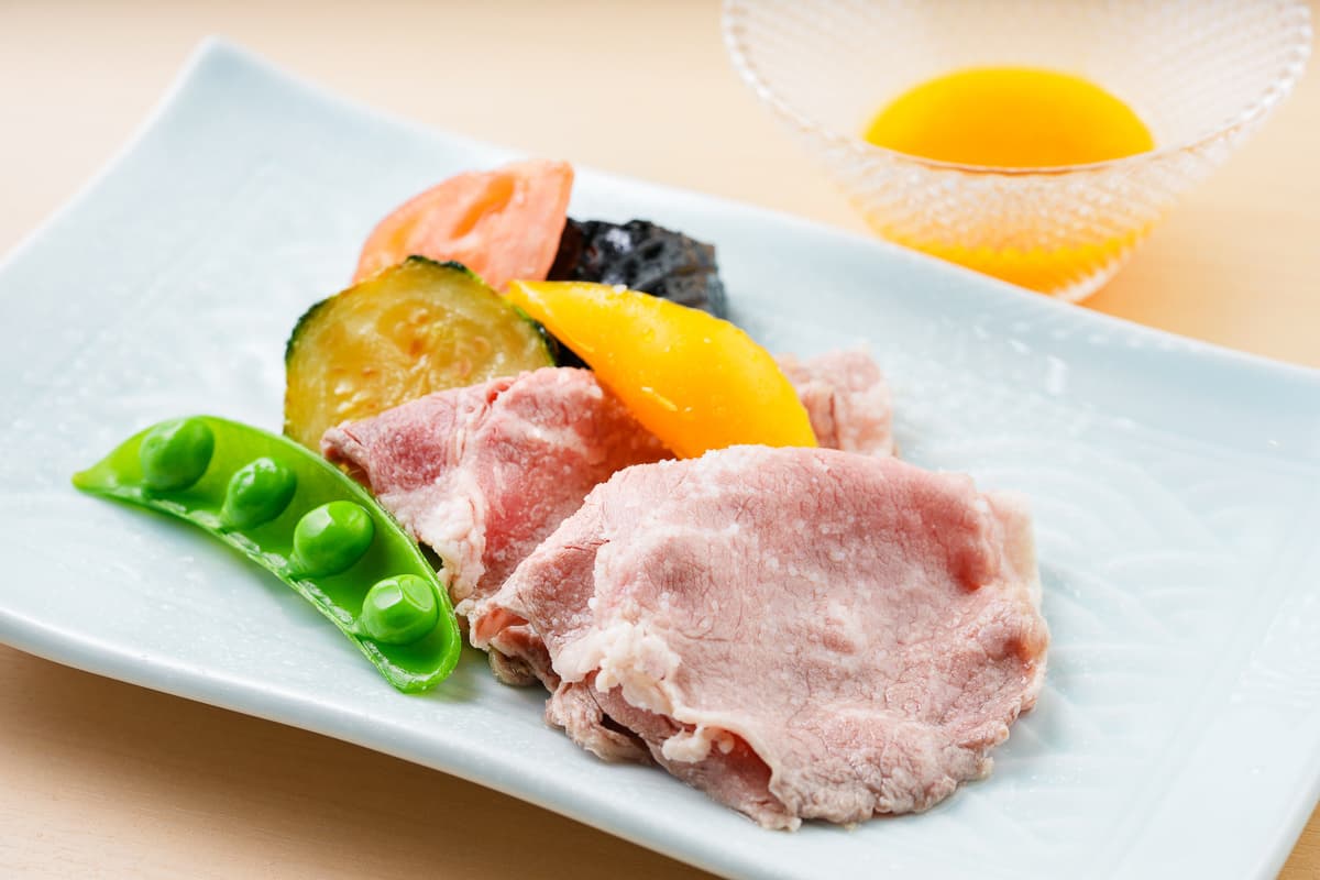 北海道産和牛の冷しゃぶと夏野菜の炊き合わせ　黄味酢ソース