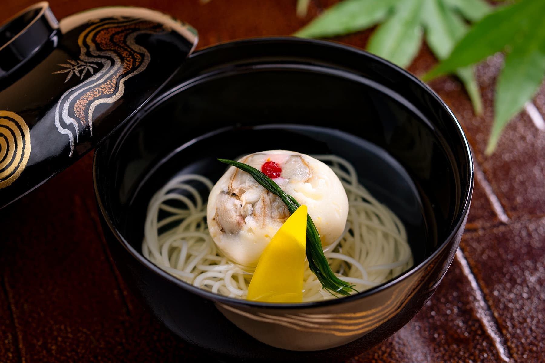 御椀　網走産しじみの真蒸仕立て『名物京都直送しび鮪節』